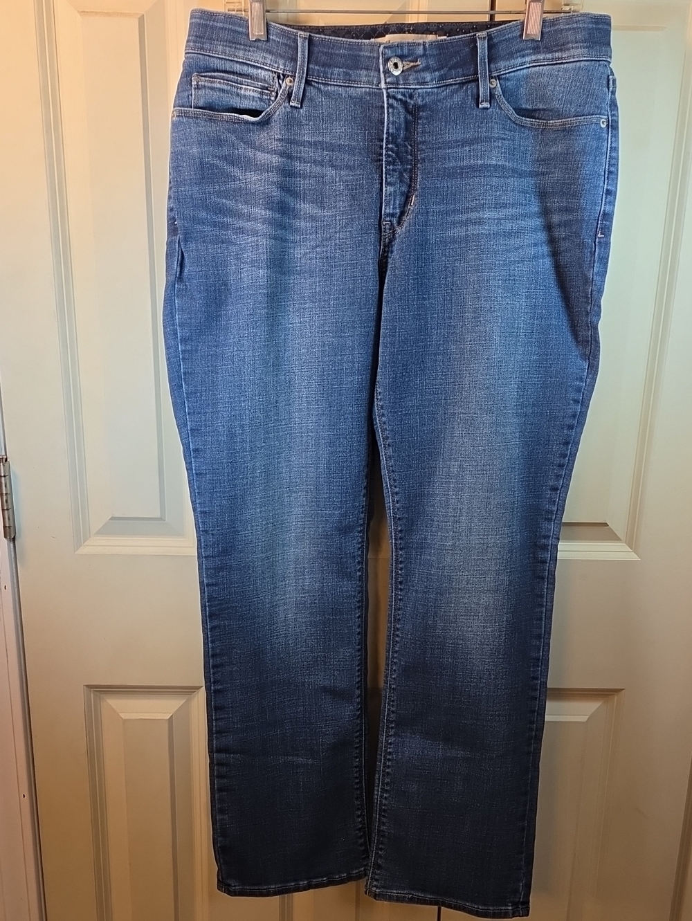 Levi's Women's Straight Leg Jeans in Medium Blue Wash